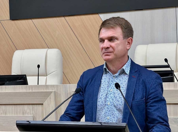 Депутат Госсовета Крыма бизнесмен Леонид Бабашов намеревается пойти на политическое повышение и баллотироваться в качестве одномандатника на сентябрьских выборах в Госдуму по Евпаторийскому округу.