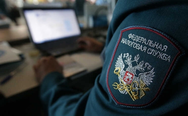 Ассоциация звукозаписывающих компаний (АЗК) выразила обеспокоенность из-за того, что Ловимомент сдал лейбл Rhymes Music налоговой