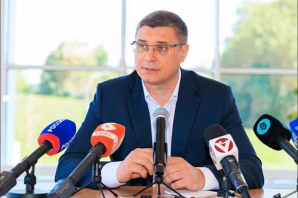 Надежда Васильева переводит деньги на рекламу в такси, а дороги не чистят